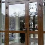 Ремонт алюминиевой двери с установкой дополнительной петли