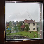 Замена лопнувшего стеклопакета в деревянном окне в Истре